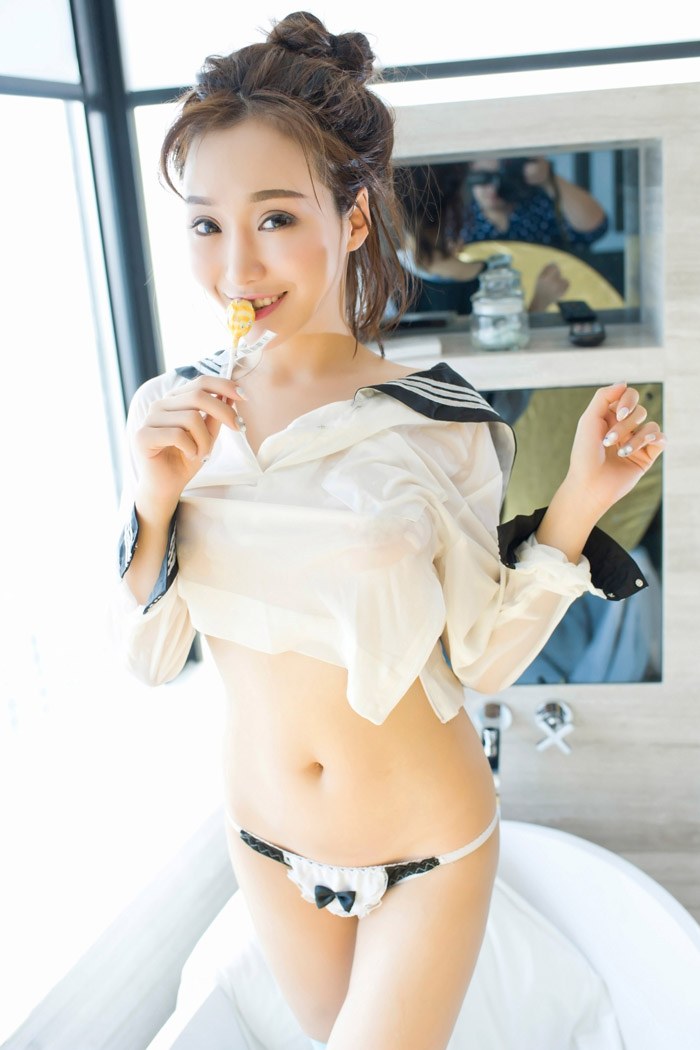 可爱学生妹顾灿制服湿身秀白嫩美乳