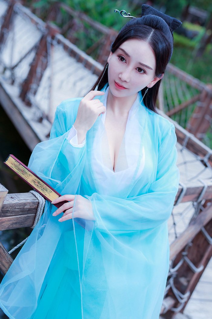 古风女王邹晶晶真空上阵乳此动人