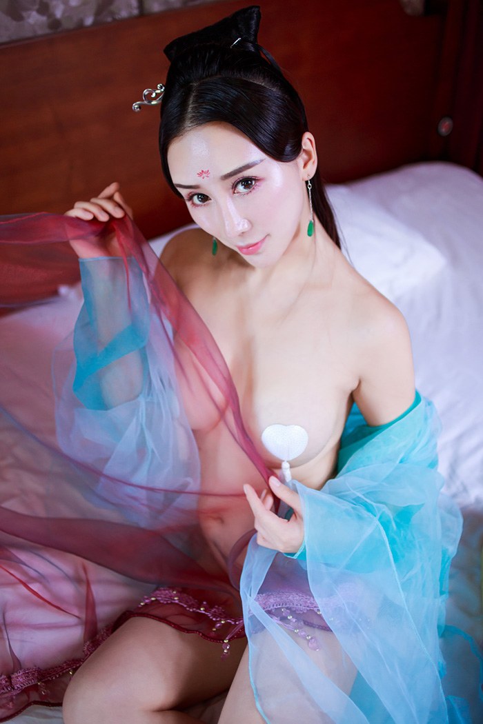 古风女王邹晶晶真空上阵乳此动人