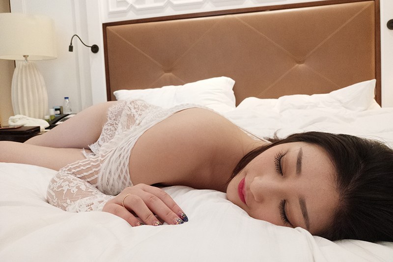 寂寞少妇妲己只手难掩白嫩浑圆双乳